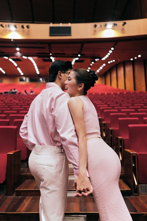 Từ khi gắn bó, Lâm Bảo Châu luôn tháp tùng Lệ Quyên trong các chuyến lưu diễn, sự kiện giải trí. Ảnh: FB Lâm Bảo Châu.