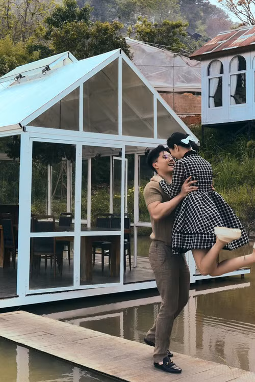 Nữ ca sĩ thậm chí gọi bạn trai kém 12 tuổi là "ông cụ non". Ảnh: FB Lâm Bảo Châu.