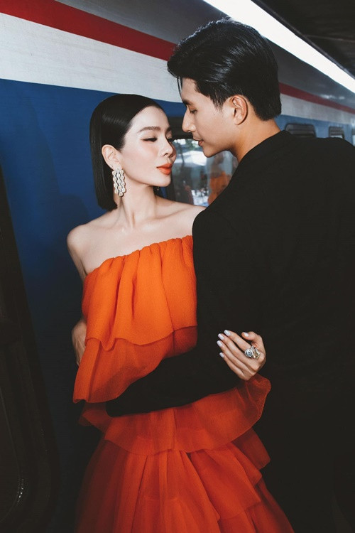 Cặp đôi "chị em" không bận tâm đến những lời bàn tán của dư luận. Ảnh: FB Lệ Quyên.