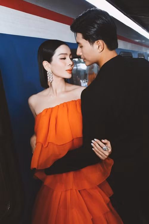 Cặp đôi "chị em" không bận tâm đến những lời bàn tán của dư luận. Ảnh: FB Lệ Quyên.