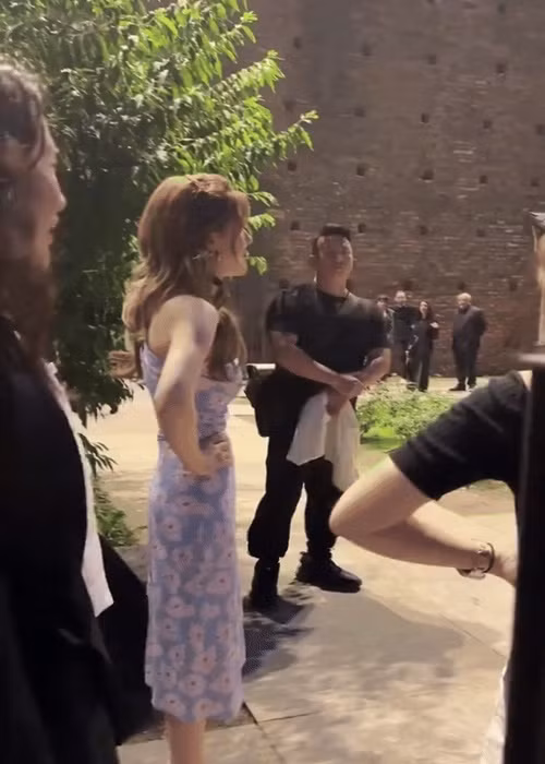 Vòng eo của Triệu Lộ Tư chỉ nhỏ bằng hai bàn tay. Ảnh: Thanh Niên Việt.