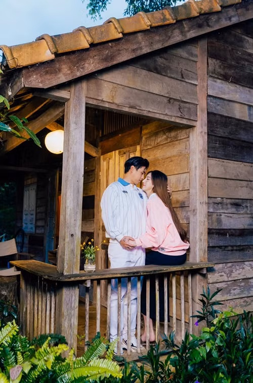 Giọng ca "Con bướm xuân" tình tứ bên vợ kém 17 tuổi. Ảnh: FB Hồ Quang Hiếu.