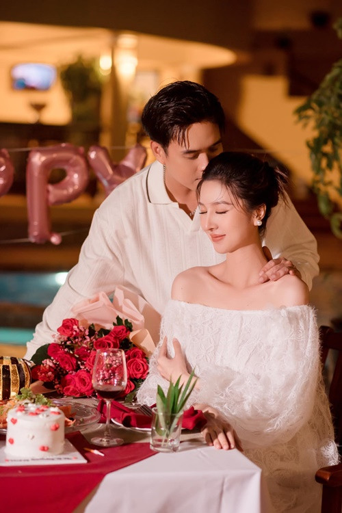 Tuệ Như vẫn gợi cảm, rạng rỡ dù bụng bầu vượt mặt. Ảnh: FB Hồ Quang Hiếu.