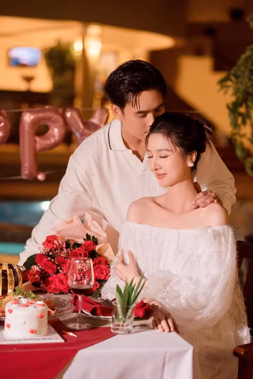 Tuệ Như vẫn gợi cảm, rạng rỡ dù bụng bầu vượt mặt. Ảnh: FB Hồ Quang Hiếu.