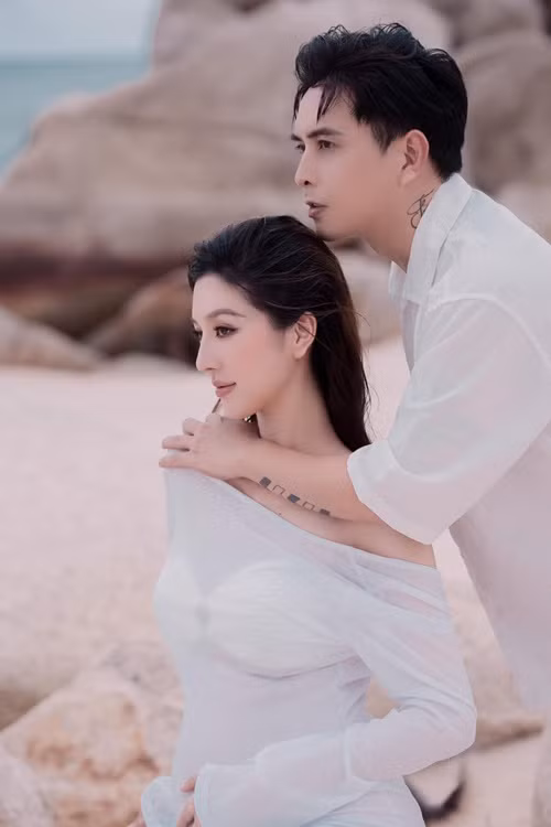 Tuệ Như tạm dừng hoạt động nghệ thuật kể từ khi gắn bó với Hồ Quang Hiếu. Ảnh: FB Hồ Quang Hiếu.