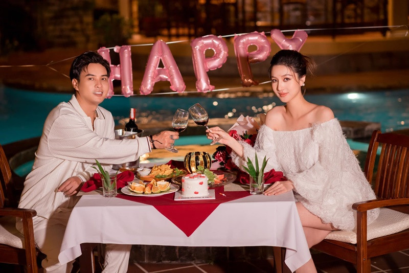 "Chúc mừng sinh nhật bạn chung nhà. Chúc bạn luôn vui vẻ, đáng yêu và chúng ta sẽ cùng đồng hành với nhau thêm thật nhiều chặng đường phía trước nữa nhé", Hồ Quang Hiếu nhắn nhủ Tuệ Như. Ảnh: FB Hồ Quang Hiếu.