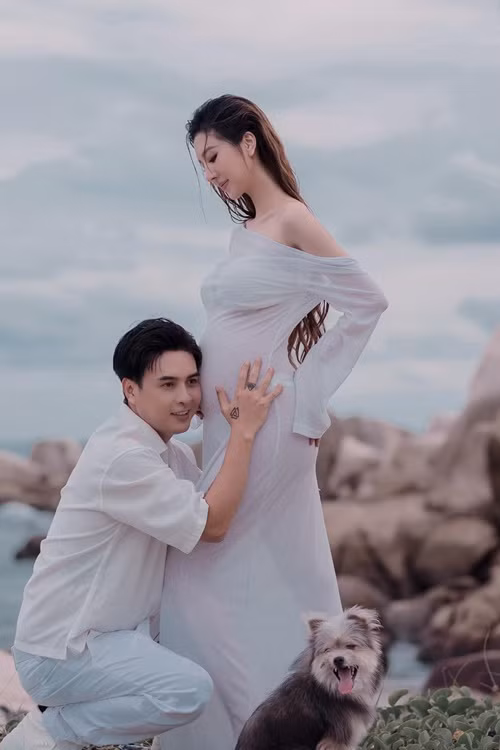 Nữ người mẫu diện trang phục xuyên thấu khoe dáng vóc trong một chuyến đi biển. Ảnh: FB Hồ Quang Hiếu.