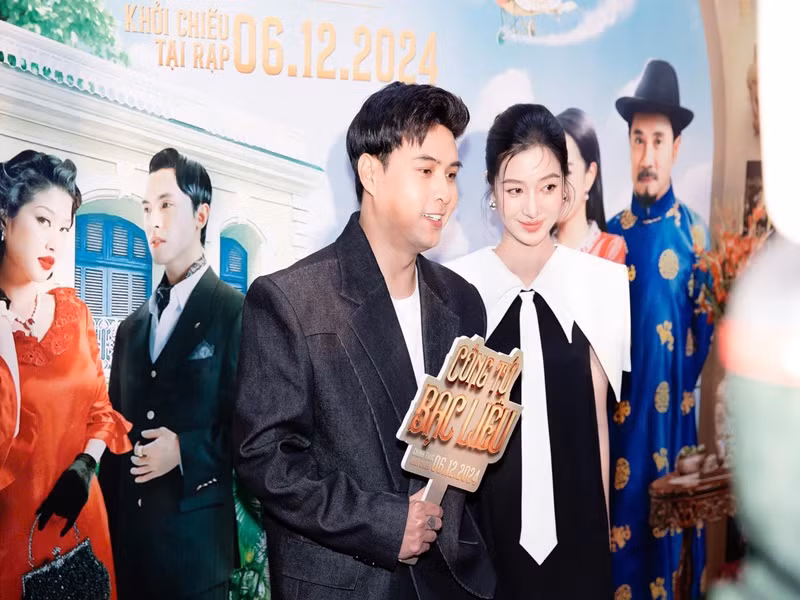 Cách đây không lâu, nữ người mẫu sánh đôi cùng chồng tham gia một buổi ra mắt phim. Ảnh: FB Tuệ Như.