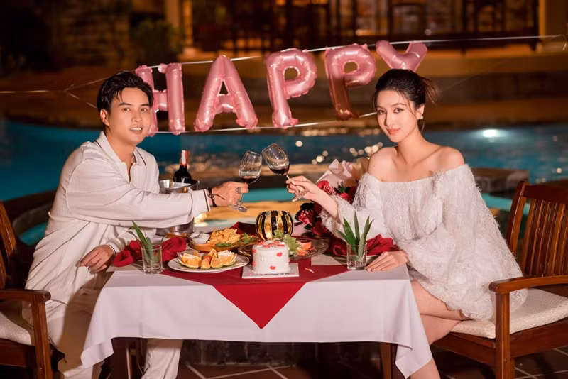 "Chúc mừng sinh nhật bạn chung nhà. Chúc bạn luôn vui vẻ, đáng yêu và chúng ta sẽ cùng đồng hành với nhau thêm thật nhiều chặng đường phía trước nữa nhé", Hồ Quang Hiếu nhắn nhủ Tuệ Như. Ảnh: FB Hồ Quang Hiếu.