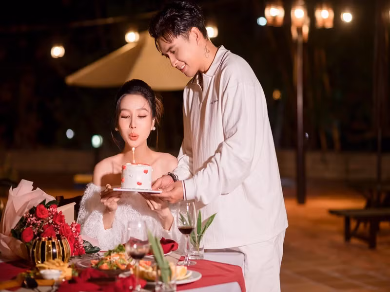 Hồ Quang Hiếu ngày càng chiều chuộng Tuệ Như. Ảnh: FB Tuệ Như.