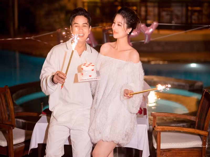 Nam ca sĩ tổ chức sinh nhật cho vợ vào tháng 11/2024. Ảnh: FB Tuệ Như.