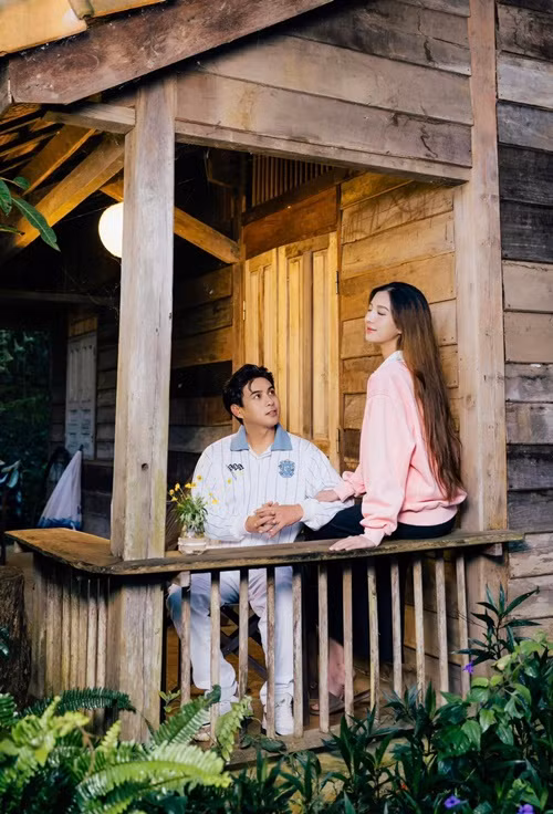 Ca sĩ Hồ Quang Hiếu vừa đăng tải những khoảnh khắc bình yên, hạnh phúc bên Tuệ Như khi đi du lịch. Ảnh: FB Hồ Quang Hiếu.