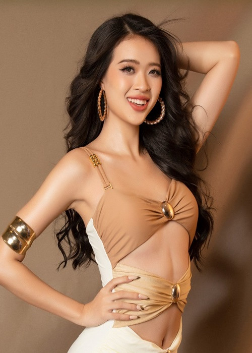 Hồ Thị Yến Nhi cao 1m80, sở hữu đôi chân dài 1m2, số đo 3 vòng 80 – 62 – 91 cm. Yến Nhi từng vào top 20 Hoa hậu Việt Nam 2022, top 20 Miss World Vietnam 2022. Thành tích hiện tại của Yến Nhi ở Hoa hậu Quốc gia Việt Nam 2024 là top 5 Người đẹp thời trang. Ảnh: Fanpage Hoa hậu Quốc gia Việt Nam.