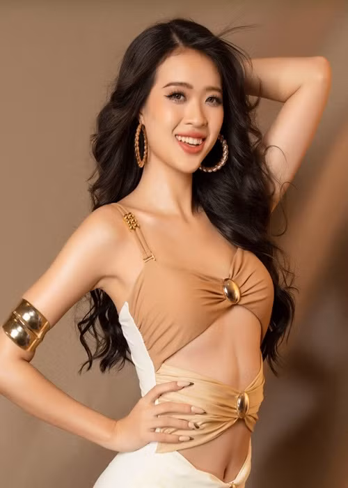 Hồ Thị Yến Nhi cao 1m80, sở hữu đôi chân dài 1m2, số đo 3 vòng 80 – 62 – 91 cm. Yến Nhi từng vào top 20 Hoa hậu Việt Nam 2022, top 20 Miss World Vietnam 2022. Thành tích hiện tại của Yến Nhi ở Hoa hậu Quốc gia Việt Nam 2024 là top 5 Người đẹp thời trang. Ảnh: Fanpage Hoa hậu Quốc gia Việt Nam.