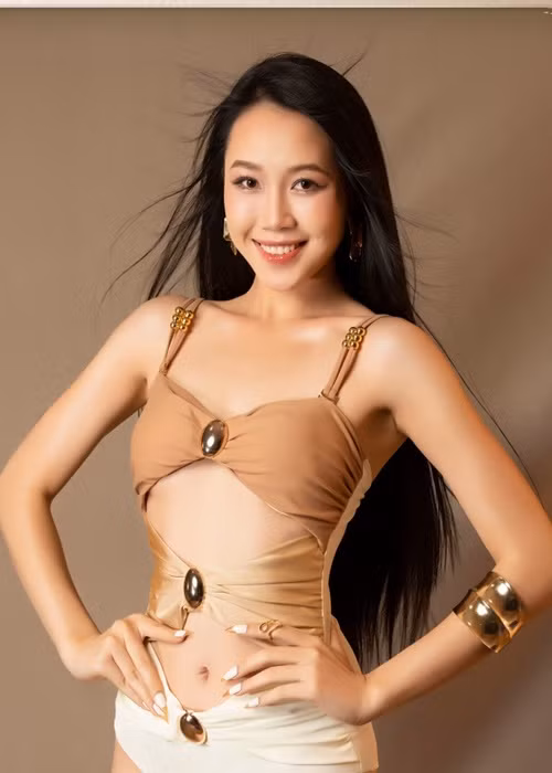 Lê Thị Thu Trà cao 1m76, có số đo ba vòng 76-60-87 cm. Cô từng đoạt danh hiệu Á khôi Sinh viên Thanh lịch Đại học Thương mại 2021. Thu Trà hiện tại vào top 5 Người đẹp hình thể ở Hoa hậu Quốc gia Việt Nam 2024. Ảnh: Fanpage Hoa hậu Quốc gia Việt Nam.