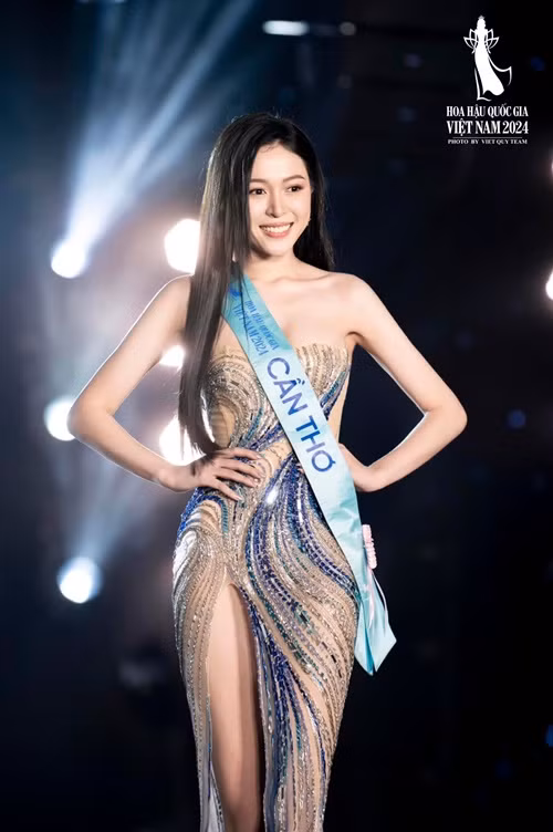 Nguyễn Ngọc Kiều Duy cao 1m67, có số đo ba vòng 80-62-89 cm. Ở Hoa hậu Quốc gia Việt Nam 2024, cô đang lọt top 5 Người đẹp hình thể. Kiều Duy từng đoạt Hoa khôi Người đẹp Tây Đô 2023. Ảnh: FB Kiều Duy.