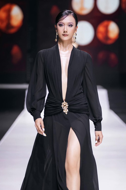 Vũ Mỹ Ngân cao 1m83, nặng 60 kg, có số đo ba vòng 77-65-92 cm, là thí sinh được đánh giá cao ở Hoa hậu Quốc gia Việt Nam 2024. Cô từng vào top 41 Hoa hậu Hoàn vũ Việt Nam 2022, top 40 Hoa hậu Việt Nam 2020. Ảnh: FB Vũ Mỹ Ngân.