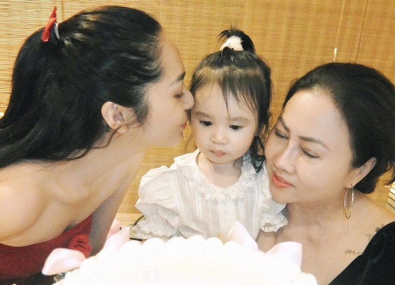 Hơn 1 năm qua, Bảo Anh có mẹ đẻ hỗ trợ chăm sóc bé Misumi. Ảnh: FB Bảo Anh.