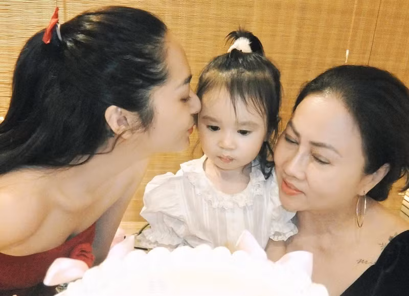 Hơn 1 năm qua, Bảo Anh có mẹ đẻ hỗ trợ chăm sóc bé Misumi. Ảnh: FB Bảo Anh.