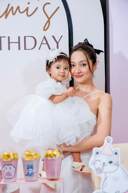 Con gái Bảo Anh rất xinh xắn, đáng yêu, có nhiều biểu cảm hài hước. Ảnh: FB Bảo Anh.