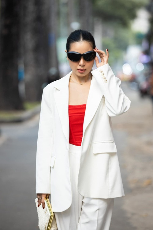 Phía Nam Thư còn tung ảnh chụp loạt tin nhắn được cho là của Z.D để chứng minh bị Z.D tống tiền. “Z.D thừa nhận đã dựng nên câu chuyện để yêu cầu Nam Thư chuyển 500 triệu đồng qua số tài khoản”, đại diện công ty chủ quản của Nam Thư cho hay.