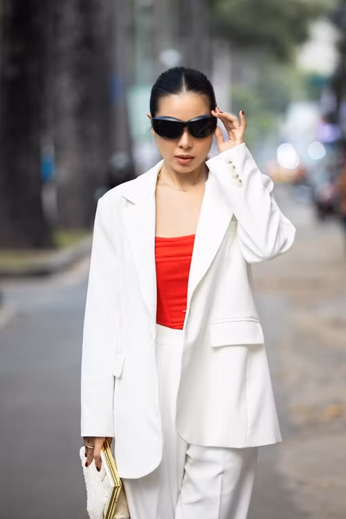 Phía Nam Thư còn tung ảnh chụp loạt tin nhắn được cho là của Z.D để chứng minh bị Z.D tống tiền. “Z.D thừa nhận đã dựng nên câu chuyện để yêu cầu Nam Thư chuyển 500 triệu đồng qua số tài khoản”, đại diện công ty chủ quản của Nam Thư cho hay.