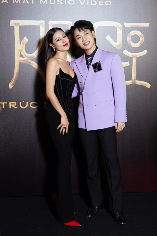 Từ tháng 8/2024, Nam Thư trở lại với công việc. Trong ảnh, nữ diễn viên đến chúc mừng Trúc Nhân ra mắt MV vào tháng 11/2024.