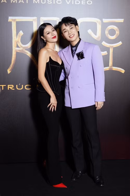 Từ tháng 8/2024, Nam Thư trở lại với công việc. Trong ảnh, nữ diễn viên đến chúc mừng Trúc Nhân ra mắt MV vào tháng 11/2024.