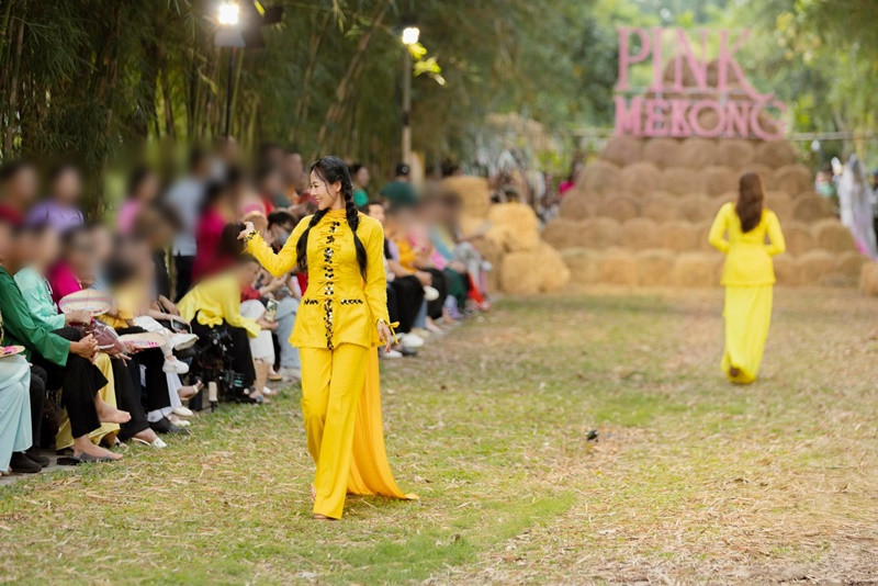 Nữ diễn viên trình diễn trong một chương trình thời trang vào đầu tháng 12/2024.