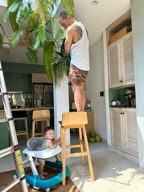 Lý Bình tự tay trồng nhiều cây xanh trong nhà. Ảnh: FB Lý Bình.