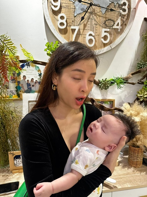 Phương Trinh Jolie chia sẻ khoảnh khắc ru con ngủ. Ảnh: FB Phương Trinh Jolie.
