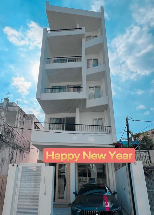 Căn nhà của vợ chồng Phương Trinh Jolie có gam màu trắng xanh, 5 tầng, dạng ống. Ảnh: FB Lý Bình.