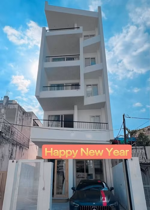 Căn nhà của vợ chồng Phương Trinh Jolie có gam màu trắng xanh, 5 tầng, dạng ống. Ảnh: FB Lý Bình.