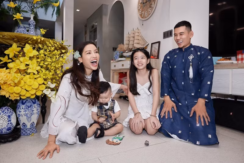 Vợ chồng Lý Bình cùng các con có cuộc sống thảnh thơi, bình yên trong căn nhà phố. Ảnh: FB Phương Trinh Jolie.