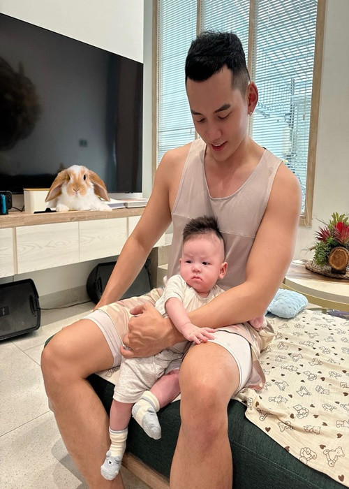 Lý Bình dành nhiều thời gian chăm sóc các con khi ở nhà. Ảnh: FB Lý Bình.