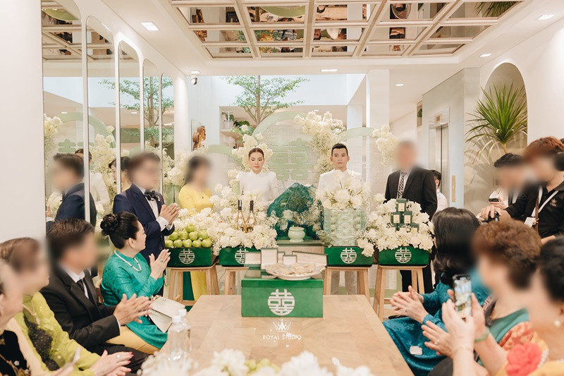 Vợ chồng Lý Bình tổ chức lễ ăn hỏi trong căn nhà phố tiền tỷ. Ảnh: FB Lý Bình.