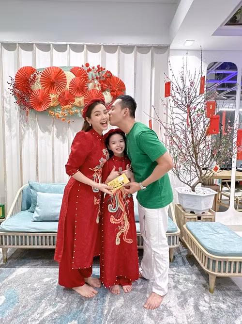 Mỗi dịp lễ Tết, Lý Bình và Phương Trinh Jolie lại trang hoàng nhà cửa lộng lẫy. Ảnh: FB Lý Bình.