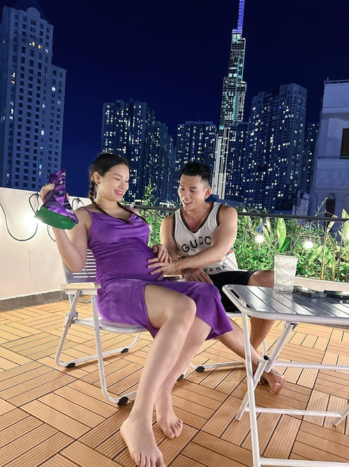 Gia đình Lý Bình thường thư giãn trên sân thượng có vườn cây. Ảnh: FB Lý Bình.