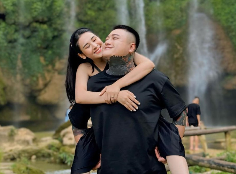 Nam ca sĩ đảm nhận công việc nấu ăn, chăm sóc vợ khi cô mang bầu. Ảnh: FB Vũ Duy Khánh.