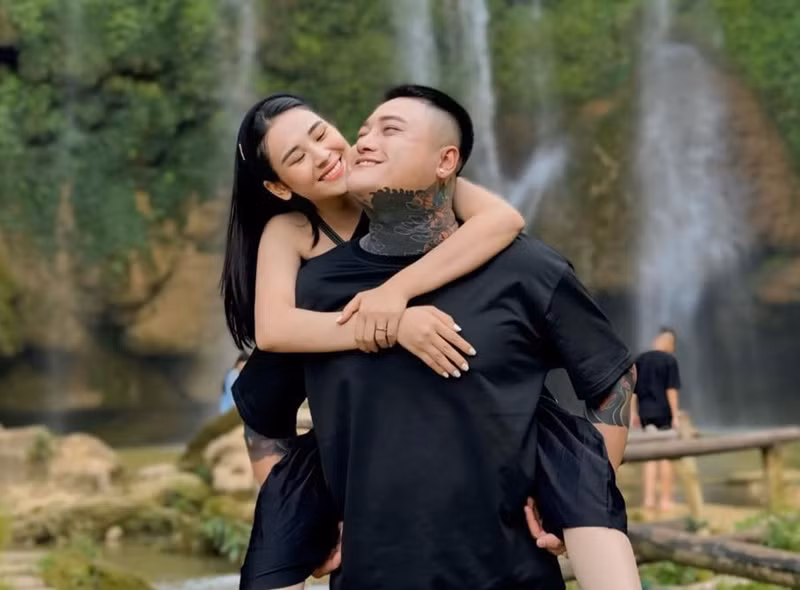 Nam ca sĩ đảm nhận công việc nấu ăn, chăm sóc vợ khi cô mang bầu. Ảnh: FB Vũ Duy Khánh.