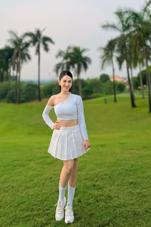Vợ kém 10 tuổi của Vũ Duy Khánh diện trang phục trẻ trung, quyến rũ trên sân golf. Ảnh: FB Phương Anh.