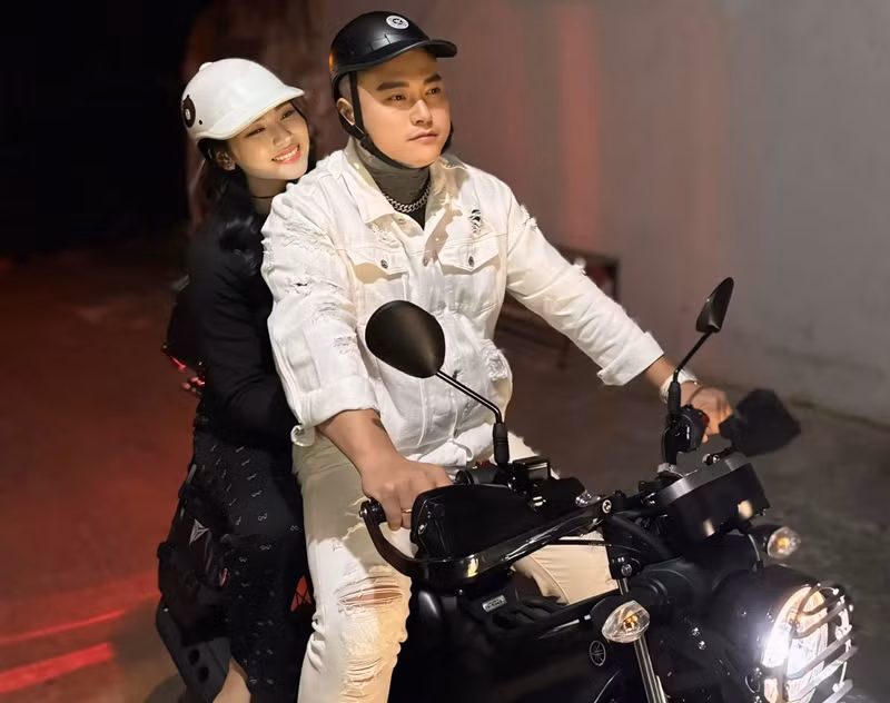Vũ Duy Khánh thường xuyên đăng ảnh tình cảm bên Phương Anh và dành cho cô những lời có cánh. Ảnh: FB Vũ Duy Khánh.