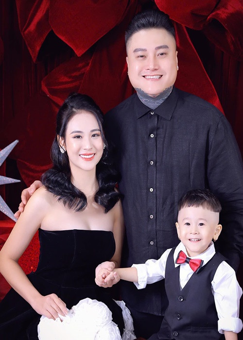 Vũ Duy Khánh và Phương Anh có cậu con trai vô cùng kháu khỉnh. Ảnh: FB Vũ Duy Khánh.