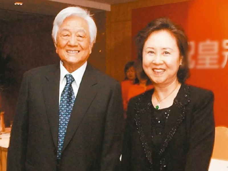 Do bất đồng trong quan điểm chăm sóc, Quỳnh Dao để cho ba con riêng của Bình Hâm Đào chăm sóc chồng của bà. Sau này khi chồng mất, Quỳnh Dao trở về lo liệu tang lễ. Ảnh: Người Lao Động.