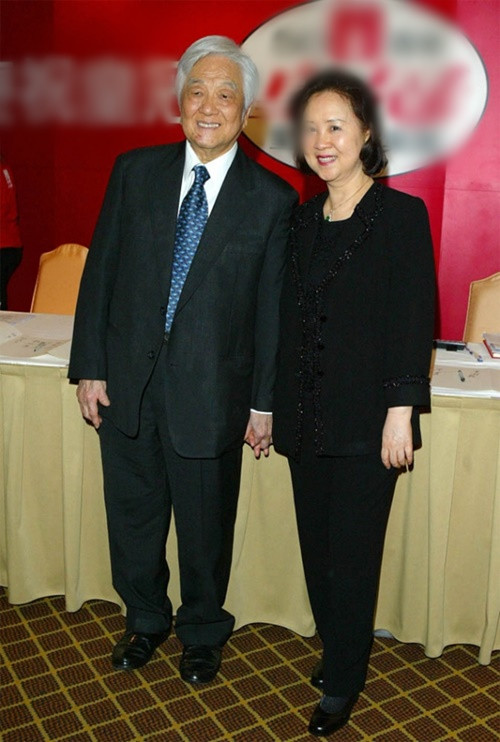 Năm 1979, sau 16 năm quen biết, Bình Hâm Đào và Quỳnh Dao đăng ký kết hôn. Ảnh: Người Lao Động.