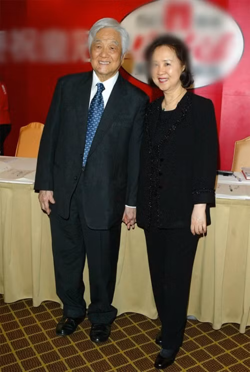 Năm 1979, sau 16 năm quen biết, Bình Hâm Đào và Quỳnh Dao đăng ký kết hôn. Ảnh: Người Lao Động.