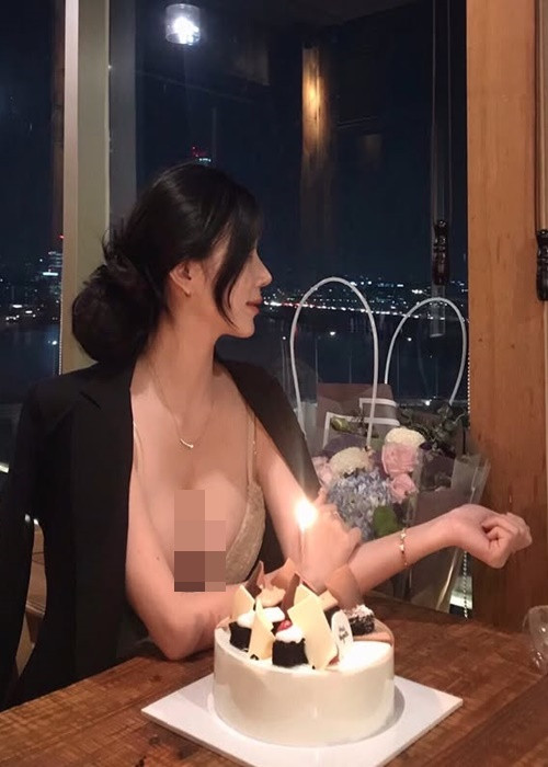 Vòng một của cô nàng hot girl nảy nở đẹp gợi cảm.