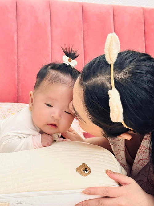 Bé Kỳ Kỳ bị nhầm là con trai. Vì vậy, Thanh Trúc thường làm điệu cho con.