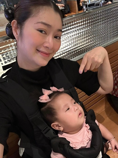 Từ năm 2023, nữ diễn viên tạm gác sự nghiệp nghệ thuật để chăm lo gia đình.