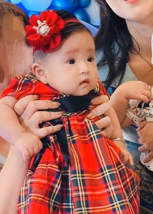 Con gái Thanh Trúc mặc váy, đeo nơ tóc điệu đà.